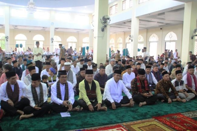 Bupati bersama Masyarakat Laksanakan Shalat Idul Fitri di Mesjid Al- Mukhlisin Islamic Center Koto B